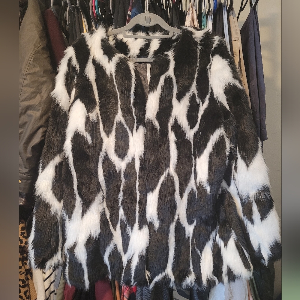 New Dorthy Perkins faux fur coat with side pockets. US 14